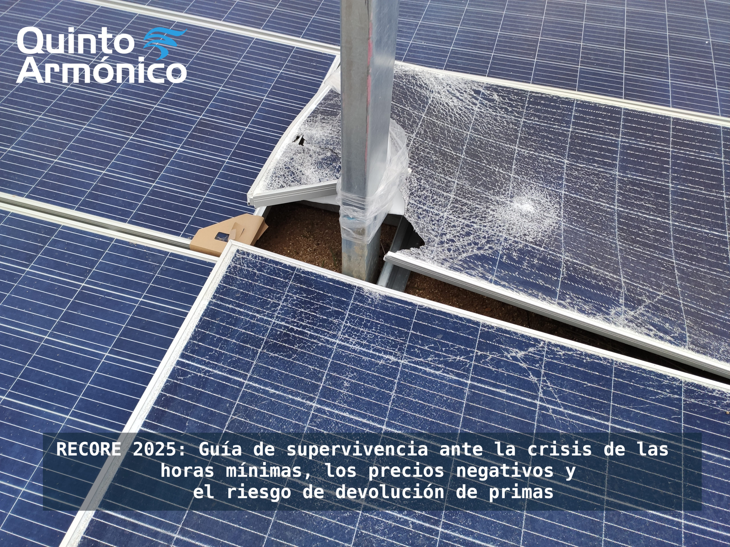 Paneles solares rotos que ilustran la crisis del régimen retributivo RECORE y el riesgo de devolución de primas en 2025.