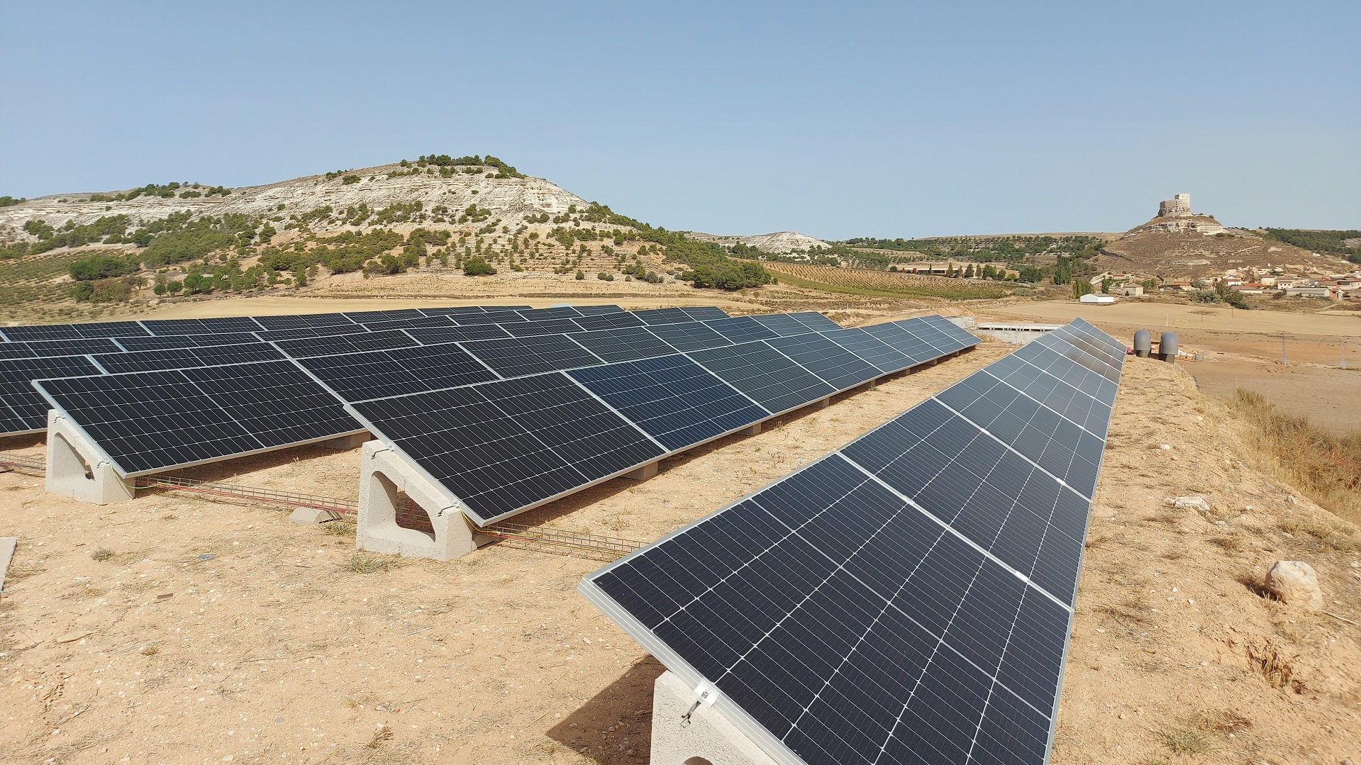 Instalación solar fotovoltaica de autoconsumo de 72,5 kWp para Bodega Grupo Yllera (Curiel de Duero)
